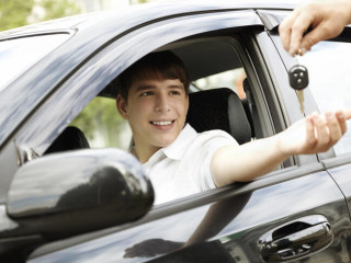 Ismét Palkovics László barátjánál csengenek a diákok messze nem ingyenes jogsijáért a milliárdok