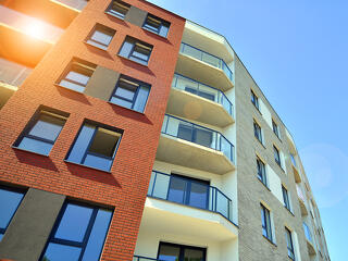 Ennyit kell keresnünk, hogy egy budapesti új lakás kijöhessen az Otthon Startból