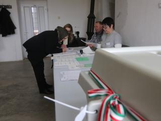 Megérkezett a fél órával urnazárás előtti részvételi adat