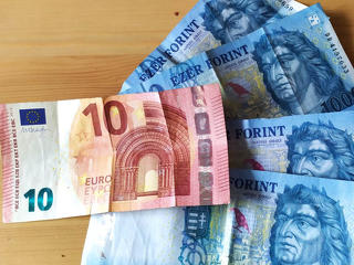 Új csúcson az euró-forint árfolyama