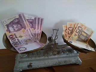 Zuhan a forint - túl a 350-en (frissítve)