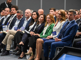 Magyar Péter az Mfornak: Ha már 10 forint eltűnik, a képviselő repül a frakcióból