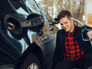 Kiszámolták, mekkora terhet jelentene az autósoknak a hatósági üzemanyagárak kivezetése