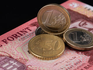 Eurót venne? 18 fillérrel erősebb lett a forint