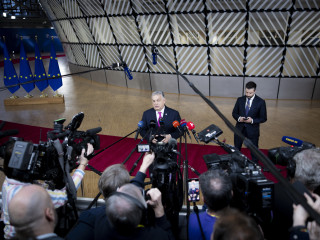 Így vonult végig Orbán Viktor a brüsszeli vörös szőnyegen – videó 