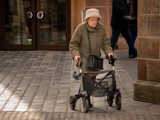 A nyugdíjas parlament elnöke szerint gyalázatosan kevés pénzt költ a kormány nyugdíjakra