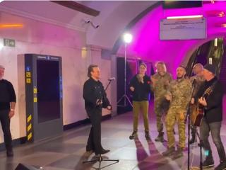Az ír rockikon Kijevben énekelt - a háború mai napjának eseményei