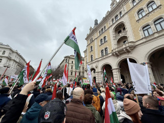Az Oktogonig ér a tömeg, hol lesznek többen, a Tisza vagy a Fidesz gyűlésén?