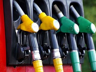 Kitűnő hír jött, csökken az üzemanyagok ára