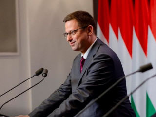 Kiderült, miért nem egy napon utalják a nyugdíjakat – Lázár János mégsem szállt ki a munkából? Ez volt a csütörtöki Kormányinfó