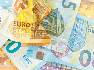 Megint padlót fogott a forint, 406 felett az euróval szemben az új negatív rekord