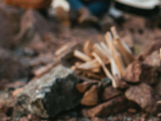 Tényleg túlmunkában aprítják a tűzoltók a tűzifát, de kifizetik őket érte