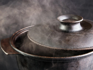 Még mindig nem hűlt ki a feketeleves, de már jobb lehet a szánk íze