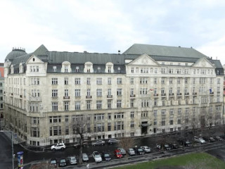 Árat csökkentettek: újra kalapács alatt Nagy Márton minisztériuma