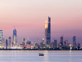 Egyre durvul a közel-keleti háború, találat ért egy kuvaiti felhőkarcolót is