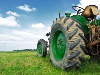 Ha 100 milliós traktorod van, jár az olcsó üzemanyag, ha csak százezres, akkor fizess piaci árat!
