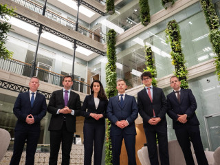 Minisztériumok éjszakája: Magyar Péter Orbán Viktor és Rogán Antal százmilliárdokból felújított munkahelyén videózott