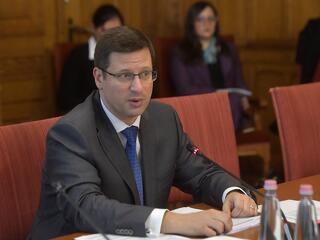 Már az új parlamentre hagyta az Orbán-kormány a védett ár megszavazását   