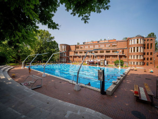 A Nemzeti Összetartozás Hídjának vállalkozója negyedmilliárdért intézi a budapesti sportuszodák sátrait