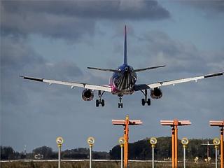 Nem zárt be a ferihegyi reptér, de a külföldieket hazaküldik