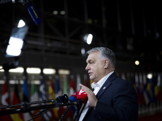 Kiderült, ki fogta le Orbán Viktor kezét Brüsszelben