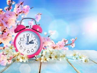 Vasárnap óraátállítás – de akár már idén dönthet az EU az eltörléséről