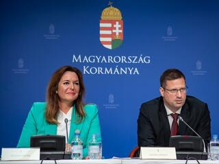 Samsung-botrány, kacsát evő vendégmunkások és kátyúhelyzet – ez volt a legfrissebb Kormányinfón