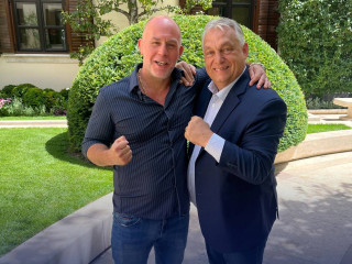 Orbán Viktor elmegy annak a rappernek a műsorába, aki 12 éve még a bábuja fejét rugdosta