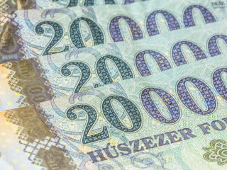 Tovább menetel a forint