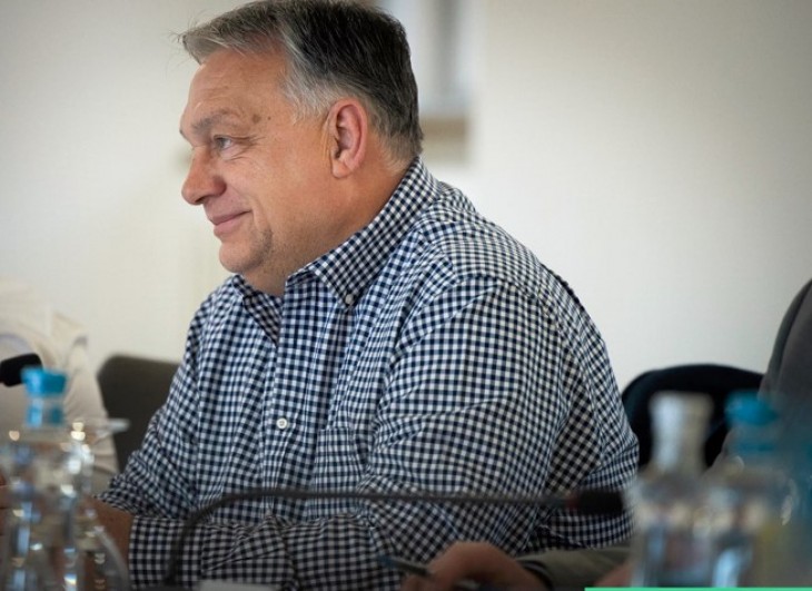 Úgy tűnik, Orbán Viktor szerint is a pénz számolva jó. Fotó: Facebook
