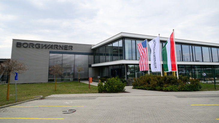 Az amerikai BorgWarner új gyártócsarnoka Oroszlányban az átadója napján, 2026. március 20-án