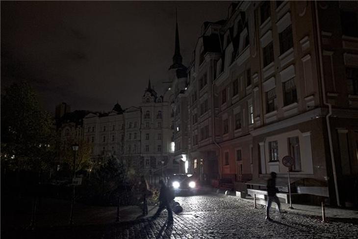 Lekapcsolták az utcai világítást Kijev központjában 2022. október 31-én. Ukrajnában egyre több áramkimaradásra lehet számítani az energetikai infrastuktúrát célzó orosz légitámadások miatt. Fotó: MTI/AP/Andrew Kravchenko