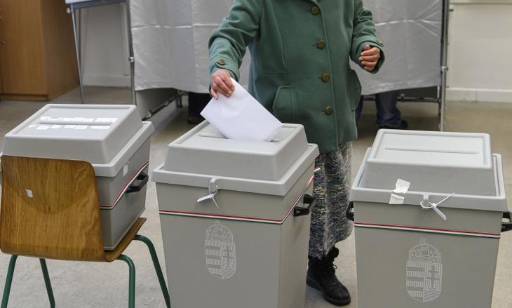 Ez a szavazat nem elégetésre, urnába került ma. Fotó: MTI/Szigetváry Zsolt