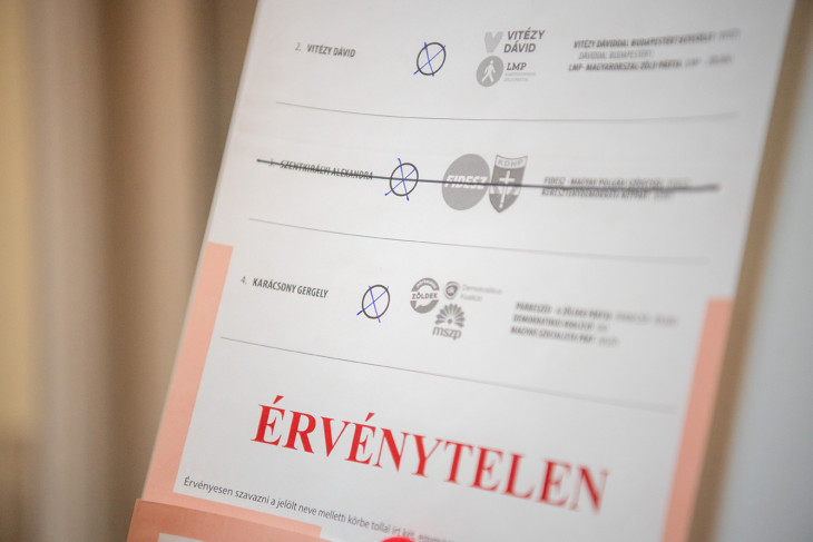 Szavazólap-minták a főpolgármester-választás érvénytelen szavazatainak újraszámlálásán a Nemzeti Választási Irodában 2024. június 14-én - most újra elővesznek minden érvényes szavazatot is