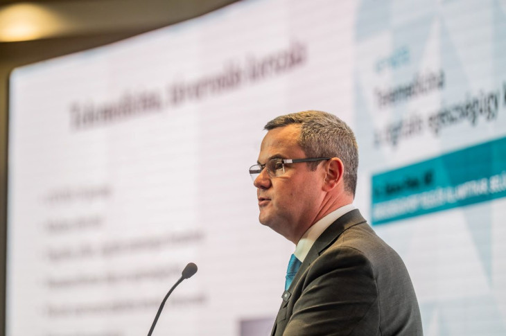 Lehet így egy államtitkárnak kommunikálni?