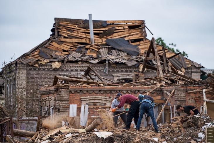 Még mindig tart a romeltakarítás Kramatorszkban. a Donyecki területen fekvő, stratégiai jelentőségű városban. Fotó: MTI/EPA