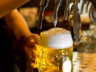 Egyre inkább így koccintunk a sörünkkel