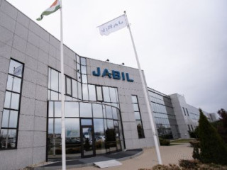 Nem a munkásoknak áll a zászló a Jabil tiszaújvárosi gyárában