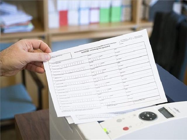 A 2014-es választás néhány ajánlóíve. (MTI Fotó: Koszticsák Szilárd)