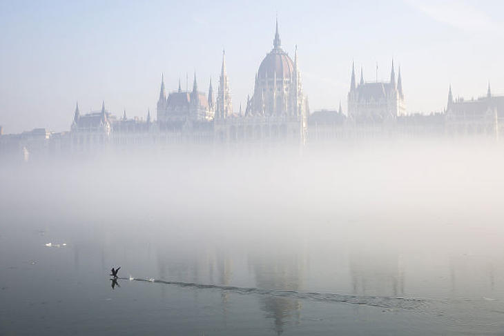 A Parlament ködben 2017. február 3-án. (Kép forrása: MTI Fotó, Mohai Balázs)