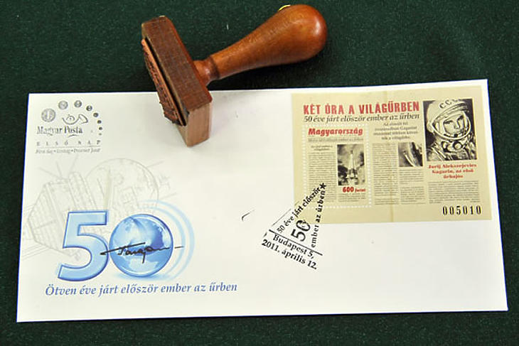 Jubileumi bélyeggel emlékezett Gagarinra a Magyar Posta (fotó: MTI)