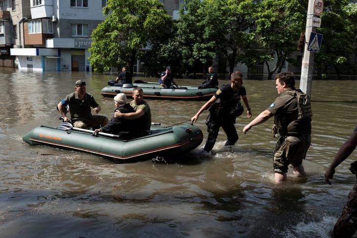 Gátrobbantás okozta árvíz elől menekítik a lakosokat katonák Herszonban 2023. június 7-én, egy nappal azután, hogy robbanás történt a dél-ukrajnai Herszoni területen lévő, jelenleg orosz ellenőrzés alatt álló Nova Kahovka-i víztározójának gátján. Az ukránok és az oroszok egymást vádolják a robbantás elkövetésével. Fotó: MTI/AP