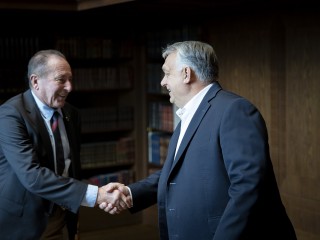 Orbán Viktor  fogadja Kollár Lajost, a Professzorok Batthyány Köre elnökét. Fotó:  MTI / Miniszterelnöki Sajtóiroda / Fischer Zoltán