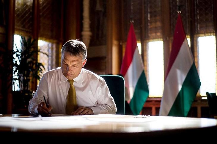 Orbán Viktor munkában. Illusztráció. (Forrás: Facebook)