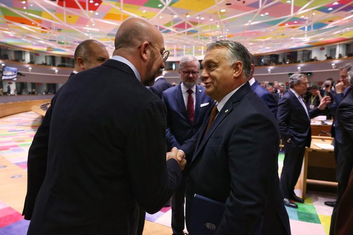 Mindenki elégedett. Orbán Viktor és Charles Michel az EU-csúcson tegnap Brüsszelben. Fotó: Európai Tanács   
