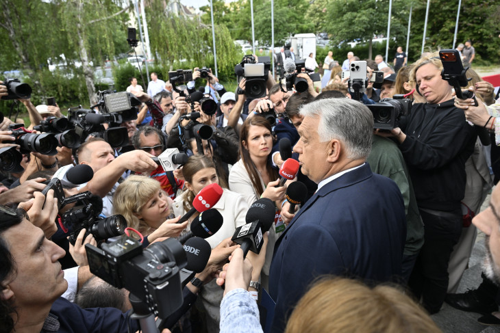 A Fidesz tisztújító kongresszusára érkező Orbán Viktor pártelnök nyilatkozik a Budapest Kongresszusi Központ előtt 2026. június 13-án