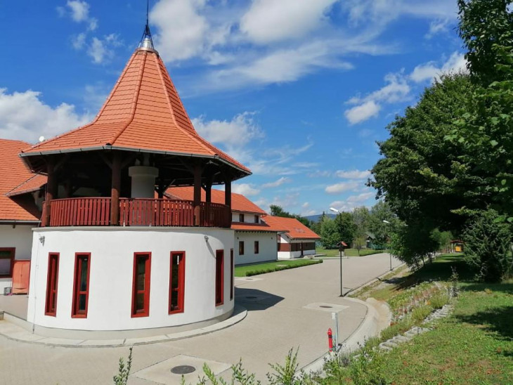 Gyönyörű helyen, a madarasi Hargita lábánál fekszik az erdélyi tábor