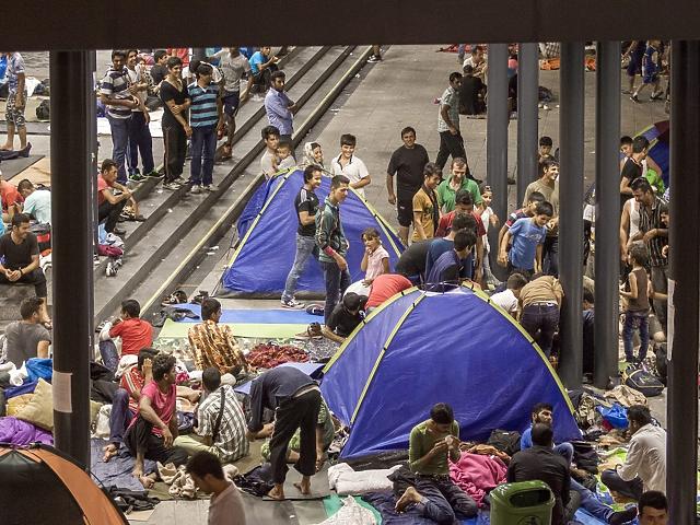 Menekültek a Keleti pályaudvarnál kialakított tranzitállomáson 2015 augusztusában (Fotó: MTI)