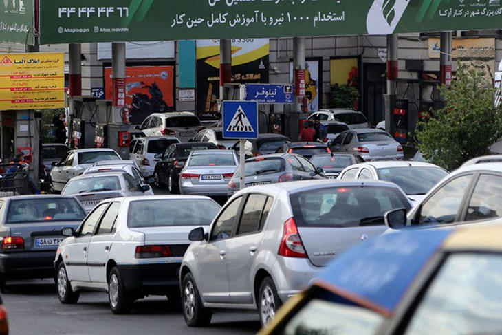 Reménytelenül kígyózó sorok egy iráni benzinkút előtt a kibertámadás másnapján (Fotó: AP)