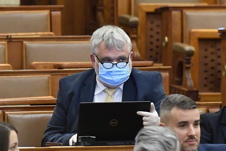 Gyüre Csaba, a Jobbik képviselője védőmaszkot és gumikesztyűt visel a koronavírus-járvány miatt az Országgyűlés plenáris ülésén 2020. március 30-án. MTI/Máthé Zoltán
